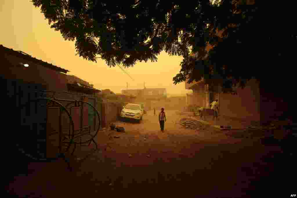 La tempête de sable envahie les rues de Khartoum, au Soudan, le 29 mars 2018.