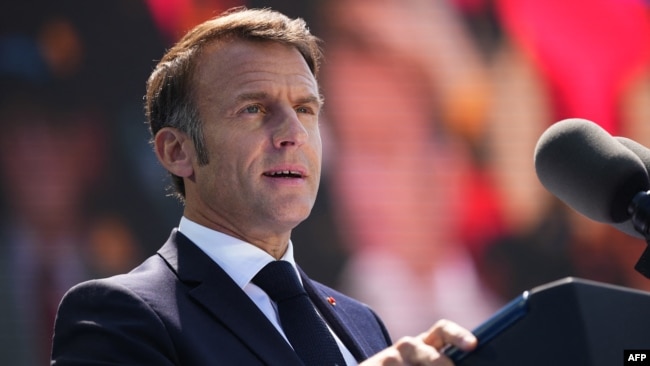 Presidenti francez Emmanuel Macron duke folur në Normandi (6 qershor 2024)