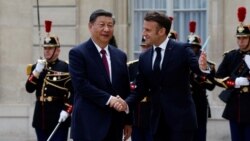 El presidente francés, Emmanuel Macron, da la bienvenida al presidente de China, Xi Jinping, cuando llega a una reunión en el Palacio del Elíseo en París como parte de la visita de Estado de dos días del presidente chino a Francia, el 6 de mayo de 2024. REUTERS/Gonzalo Fuentes