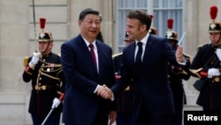 El presidente francés, Emmanuel Macron, da la bienvenida al presidente de China, Xi Jinping, cuando llega a una reunión en el Palacio del Elíseo en París como parte de la visita de Estado de dos días del presidente chino a Francia, el 6 de mayo de 2024. REUTERS/Gonzalo Fuentes