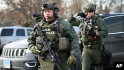 Polisi khusus AS diterjunkan saat terjadi penembakan di kota Aurora, dekat Chicago hari Jumat (15/2). 