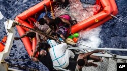 Las embarcaciones se hundieron en el sur de Italia el miércoles, el jueves y el viernes de la semana que pasó.