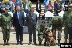 El ministro de Defensa de Colombia, Iván Velásquez (2do desde la izquierda), y el presidente Gustavo Petro miran a un perro que ayudó en el rescate de los niños en la selva, en Bogotá, Colombia, el 26 de junio de 2023. REUTERS /Vannessa Jiménez
