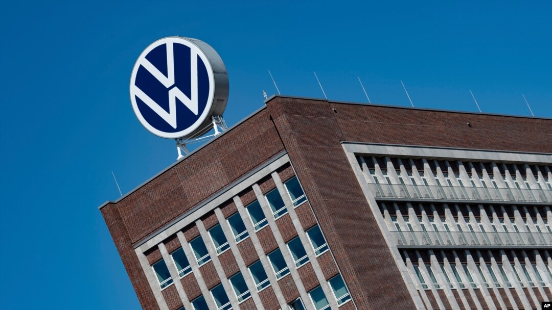 Logo Volkswagen terlihat di atas gedung VW di Wolfsburg, Jerman, 27 April 2020. (Foto: AP)