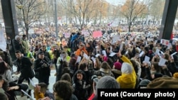 Akcija "Hiljadu pisama za Zagorku Dolovac", u organizaciji studenata Pravnog fakulteta koji su, posle blokade raskrsnice Nemanjine i Kneza Miloša došli pred Vrhovno javno tužilaštvo (FoNet / Marko Dragoslavić)