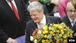 Mantan Aktivis HAM, Joachim Gauck menerima ucapan selamat setelah dipilih oleh parlemen Jerman sebagai Presiden baru (18/3).