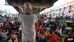 Anak-anak mengikuti sebuah acara di Taman Bacaan Masyarakat Kolong, yang berlokasi di bawah jalan layang di kawasan Ciputat, 10 Februari 2019.