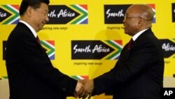 South African President Jacob Zuma (R) shakes hand with visiting Chinese President Xi Jinping after their joint media conference at Union Building Pretoria, South Africa, Dec. 2, 2015.