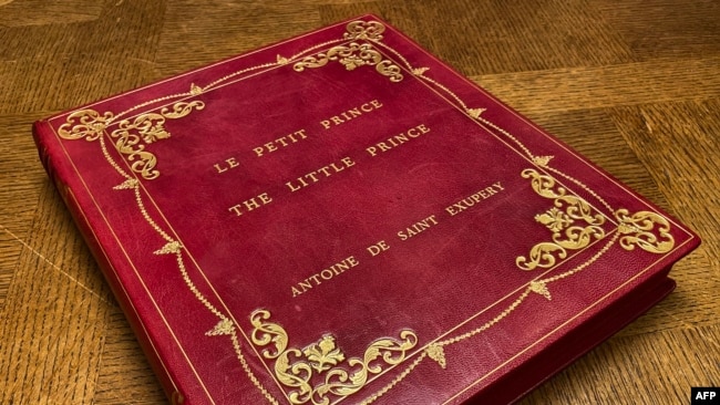 Sampul depan dari naskah ketikan buku "The Little Prince" dalam foto diambil pada 16 Oktober 2024. (Foto: AFP/William Edwards)