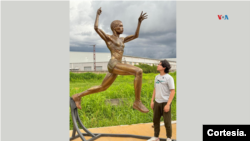 ARCHIVO - Josué Benjamín Figueroa, el venezolano de 15 años que busca un Récord Guinness por su escultura de 6 metros, posa con una de sus obras.