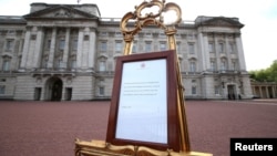 A notice placed on an easel in the forecourt of Buckingham Palace announces the birth of a baby boy to Britain's Prince Harry and Meghan, Duchess of Sussex in London, May 6, 2019. 