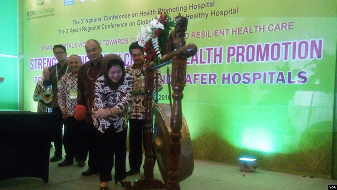 Menkes Nila F. Moeloek meresmikan Konferensi Asia ke-3 Global Green Healthy Hospitals di Yogyakarta yang berlangsung hingga Jumat 5/8 (VOA/Munarsih).