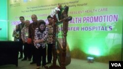 Menkes Nila F. Moeloek meresmikan Konferensi Asia ke-3 Global Green Healthy Hospitals di Yogyakarta yang berlangsung hingga Jumat 5/8 (VOA/Munarsih).