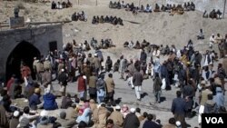 Para pekerja tambang batubara berkumpul di luar setelah ledakan di dalam tambang dekat Quetta, Pakistan, Minggu (20/3).