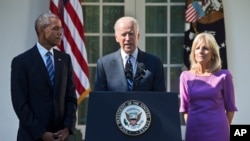 Le vice-président Joe Biden, accompagné de sa femme Jill et le président Barack Obama, annonce qu'il ne sera pas candidat à l'investiture pour la présidentielle de 2016, 21 octobre 2015, dans la roseraie de la Maison Blanche à Washington.