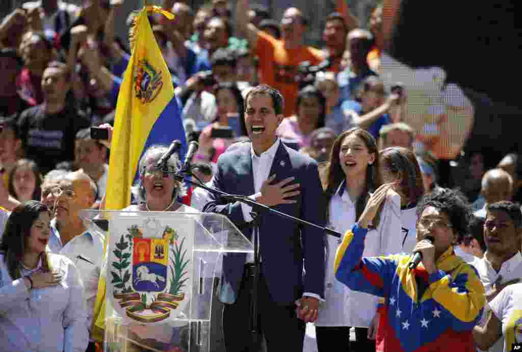  خوان گوایدو رهبر مخالفان و رئیس جمهوری موقت ونزوئلا می گوید مادورو مانع کمک های انساندوستانه آمریکا به مردم ونزوئلا شده است. او از مردم خواسته به خیابان بیایند و به حمایت نظامیان از مادورو پایان دهند.&nbsp;