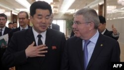  Thomas Bach, le president du CIO, parle avec Kim Il Guk, ministre du Sport à Pyongyang, le 29 mars 2018.