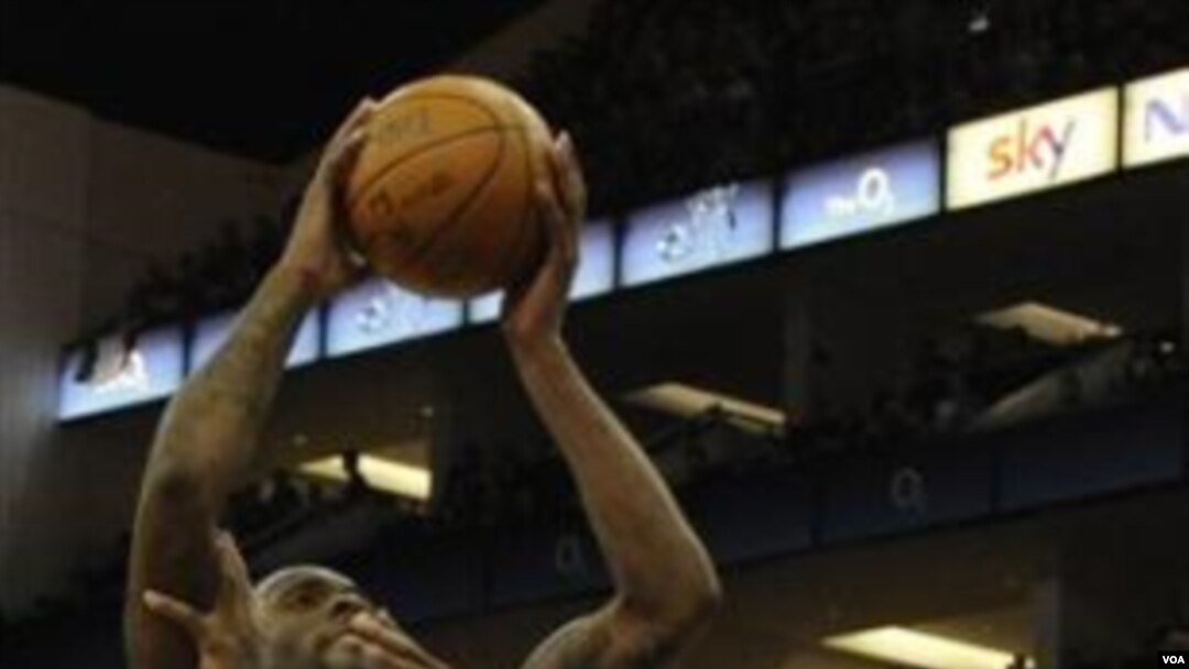 Pebasket Toronto Raptors James Johnson (kanan) berusaha menghentikan forward New Jersey Nets Damion James dalam pertandingan NBA di O2 Arena, London, Jumat (4/3). Nets mengalahkan Raptors 116-103.