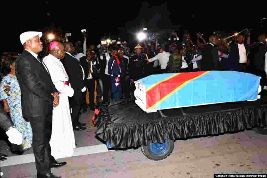 Mgr Gérard Mulumba mpe Jean Marc Mulumba bapesi losako na nzoto ya nkondo Etienne Tshiseledi na libanda ya mpepo ya N'Djili, Kinshasa, 30 mai 2019. (Facebook/Présidene RDC)