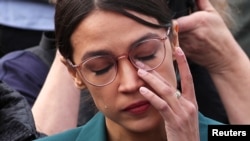 Anggota Kongres Alexandria Ocasio-Cortez, dari Partai Demokrat mewaki New York saat mendengar pengalaman anggota Kongres Ilhan Omar dalam konferensi pers untuk meminta Kongres memangkas dana untuk Dinas Bea Cukai dan Imigrasi AS di Washington, 7 Februari 2019.