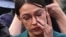 Anggota Kongres Alexandria Ocasio-Cortez, dari Partai Demokrat mewaki New York saat mendengar pengalaman anggota Kongres Ilhan Omar dalam konferensi pers untuk meminta Kongres memangkas dana untuk Dinas Bea Cukai dan Imigrasi AS di Washington, 7 Februari 2019.