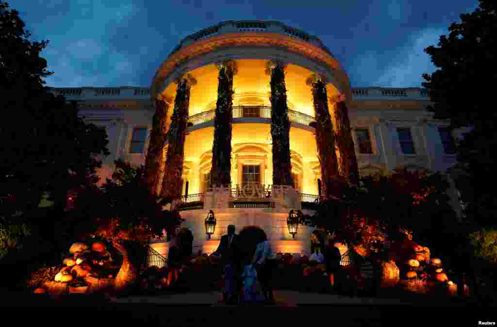 La residencia presidencial se vistió de naranja para marcar la esperada tradición otoñal de Halloween.