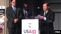 Hem Heng, Cambodian ambassador to the US receives speaks at a award ceremony for Cambodia's anti-tuberculosis effort at Concoran Gallery of Art in Washington, DC, Tuesday, March 25, 2014. (Sok Khemra/VOA Khmer)