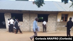 Chefe de quarteirão (camisa azul) envolvido no processo de exames na Escola Secundária de Kongolote, Moçambique