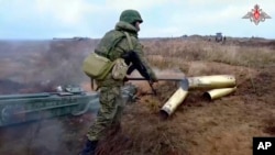 Фото з відео, розповсюдженого міністерством оборони Росії 12 листопада 2022 р. (Russian Defense Ministry Press Service via AP)