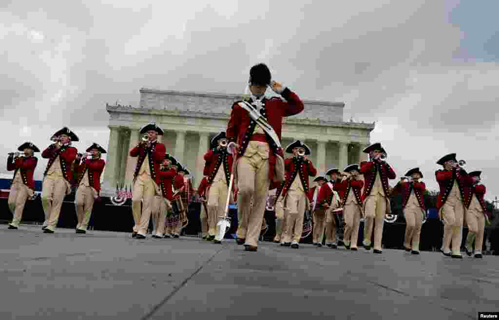 Korps drum menyajikan atraksi pada peringatan Hari Kemerdekaan AS di Washington DC, Kamis, 4 Juli 2019. (Foto: Reuters)