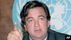 ARCHIVO - Bill Richardson, embajador de Estados Unidos ante la ONU, se dirige a la prensa en Ginebra, Suiza, el jueves 26 de marzo de 1998.