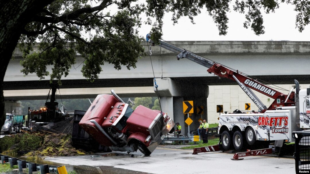 Grúas levantan un camión de transferencia que se volcó en Independence Parkway en Tampa mientras el huracán Debby avanzaba hacia el norte del centro de la Florida, EEUU, el 5 de agosto de 2024.