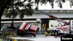 Grúas levantan un camión de transferencia que se volcó en Independence Parkway en Tampa mientras el huracán Debby avanzaba hacia el norte del centro de la Florida, EEUU, el 5 de agosto de 2024.