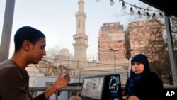 Les Egyptiens se connectent à Internet dans un centre communautaire situé devant une mosquée au Caire, Égypte, 9 février 2013.