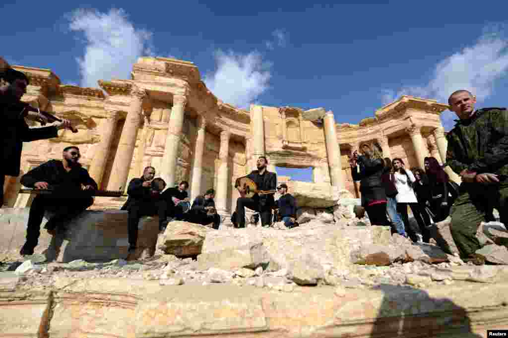 کنسرت نوازندگان سوری با حضور سربازان روسی در آمفی تئاتر شهر تاریخی پالمیرا در سوریه. &nbsp;