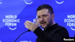 El presidente de Ucrania, Volodymyr Zelenskyy, habla durante la 55ª reunión anual del Foro Económico Mundial (WEF) en Davos, Suiza, el 21 de enero de 2025. El mandatario precisó que la paz de su país necesita al menos 200.000 soldados de salvaguarda.