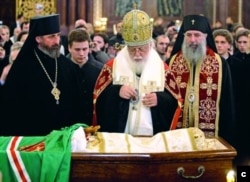 საქართველოს პატრიარქი ილია მეორე რუსეთის პატრიარქ ალექსეის დაკრძალვაზე, 2008 წლის დეკემბერი, რუსეთის სამხედრო აგრესიიდან 4 თვის შემდეგ