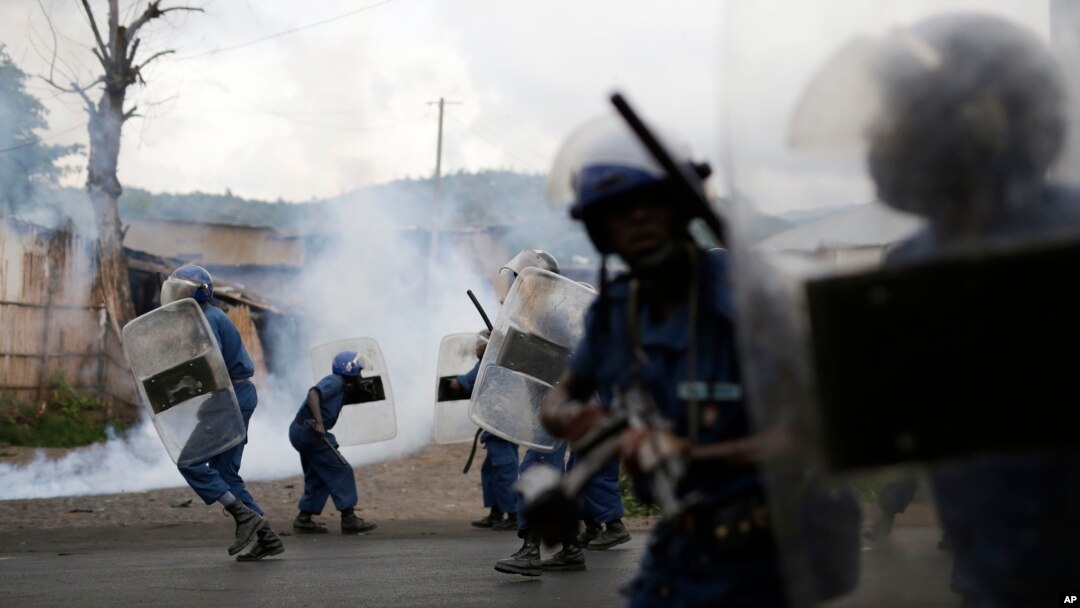 Igipolisi c'Uburundi kiriko gihangana n'abari mu myiyerekano mu gisagara ca Bujumbura