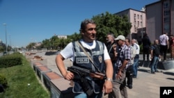 Seorang petugas kepolisian berjaga di luar gedung parlemen Turki dekat markas besar militer (16/7). Ankara, Turki (foto: AP Photo/Burhan Ozbilici)