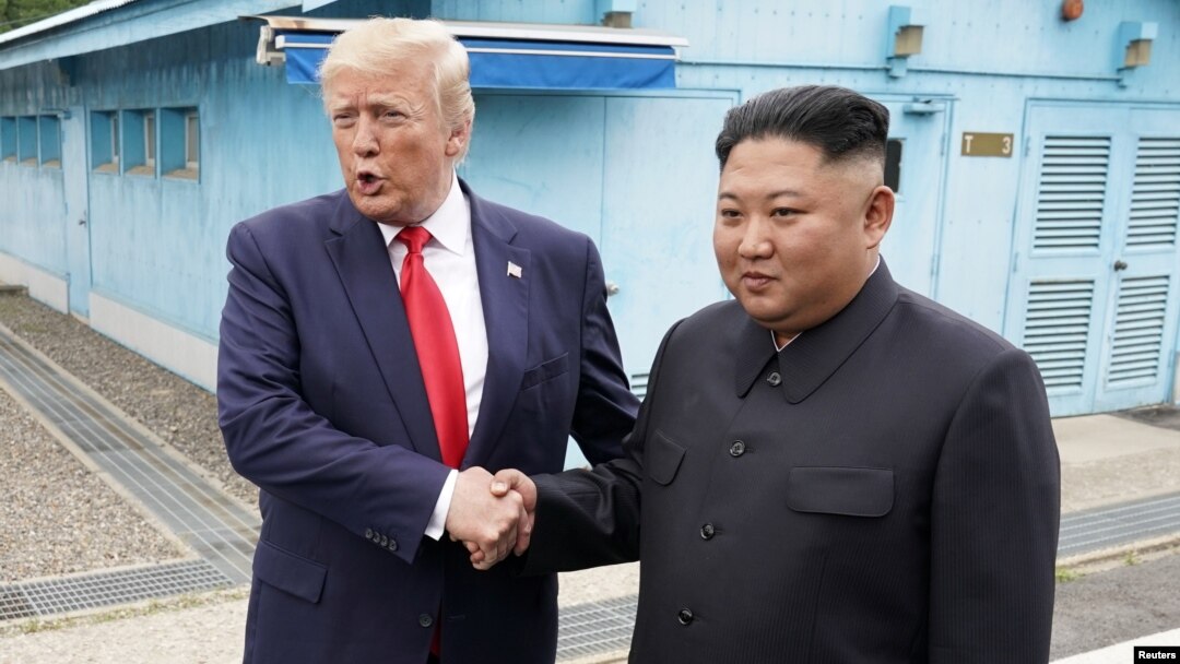 AQSh Prezidenti Donald Tramp va Shimoliy Koreya rahbari Kim Chen Un Shimoliy va Janubiy Koreya o'rtasidagi demilitarizatsiya zonasida, 30-iyun, 2019-yil.