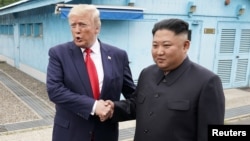 AQSh Prezidenti Donald Tramp va Shimoliy Koreya rahbari Kim Chen Un Shimoliy va Janubiy Koreya o'rtasidagi demilitarizatsiya zonasida, 30-iyun, 2019-yil.