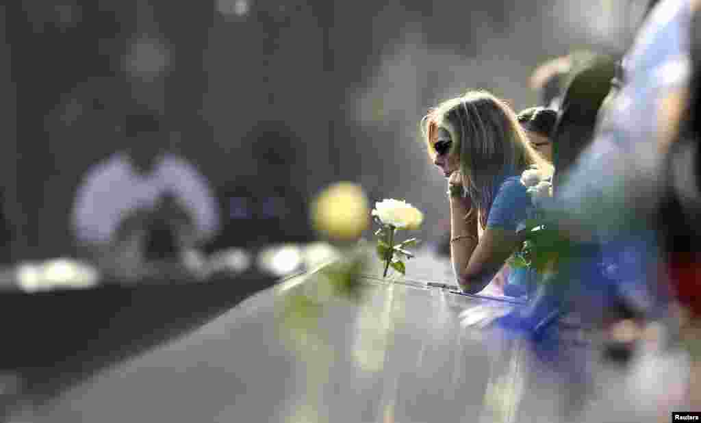 Seorang perempuan di pinggir kolam Memorial 9/11 di New York dalam upacara memperingati 12 tahun serangan 11 September pada 2013. (Reuters/Justin Lane)