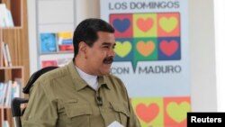 Presiden Venezuela Nicolas Maduro dalam siawan mingguannya "Los Domingos con Maduro" (Sundays with Maduro) yang disiarkan melalui radio dan televisi di Caracas, Venezuela, 12 November 2017. 