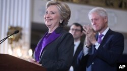 La candidate démocrate, Hillary Clinton, accompagnée de son mari et ancien chef de l’Etat américain Bill Clinton, concède la victoire au républicain Donalad Trump (non visible sur la photo) élu 45eme président des Etats-Unis, a New York, 9 novembre 2016.