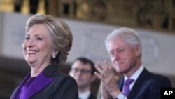 La candidate démocrate, Hillary Clinton, accompagnée de son mari et ancien chef de l’Etat américain Bill Clinton, concède la victoire au républicain Donalad Trump (non visible sur la photo) élu 45eme président des Etats-Unis, à New York, 9 novembre 2016.