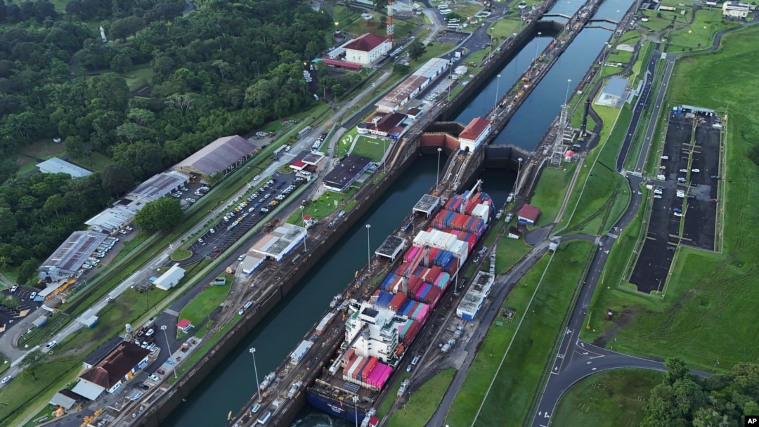 Sebuah kapal kargo melintasi jalur kunci Aqua Clara di Terusan Panama di Colon, Panama, 2 September 2024. (Foto: Matias Delacroix/AP Photo)