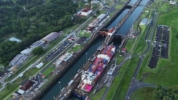 Sebuah kapal kargo melintasi jalur kunci Aqua Clara di Terusan Panama di Colon, Panama, 2 September 2024. (Foto: Matias Delacroix/AP Photo)