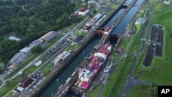 Sebuah kapal kargo melintasi jalur kunci Aqua Clara di Terusan Panama di Colon, Panama, 2 September 2024. (Foto: Matias Delacroix/AP Photo)