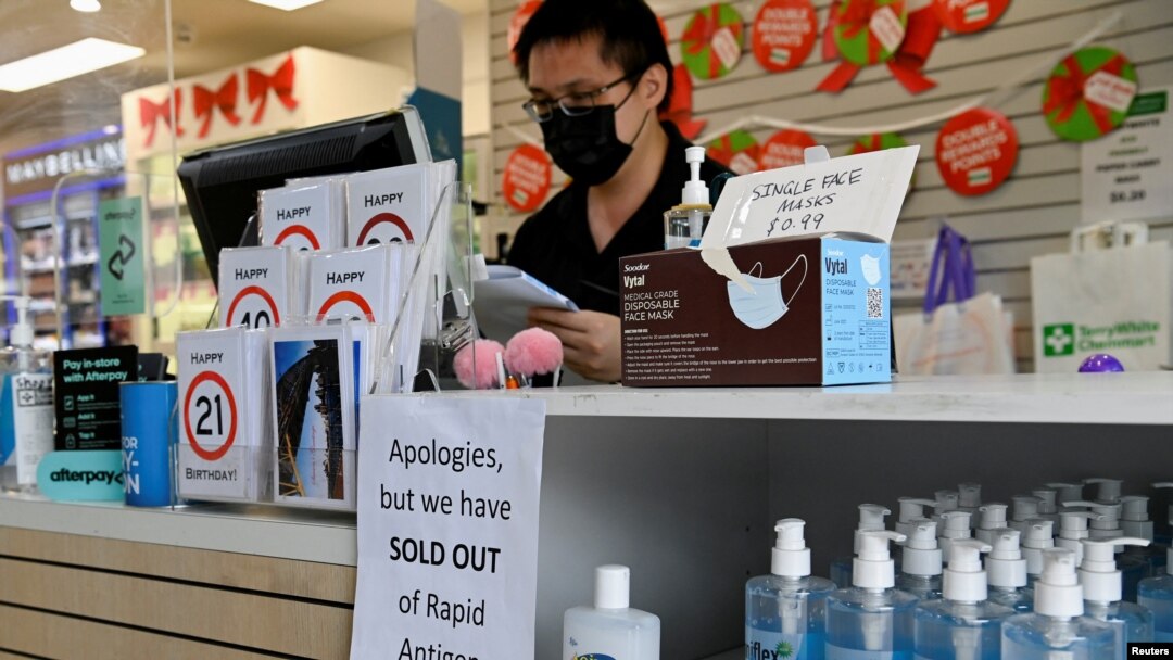 Apotek menginformasikan kepada pelanggan bahwa Rapid Antigen Test kit habis terjual pasca COVID-19 di Sydney, Australia, 5 Januari 2021. (Foto: REUTERS/Jaimi Joy)