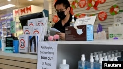 Apotek menginformasikan kepada pelanggan bahwa Rapid Antigen Test kit habis terjual pasca COVID-19 di Sydney, Australia, 5 Januari 2021. (Foto: REUTERS/Jaimi Joy)